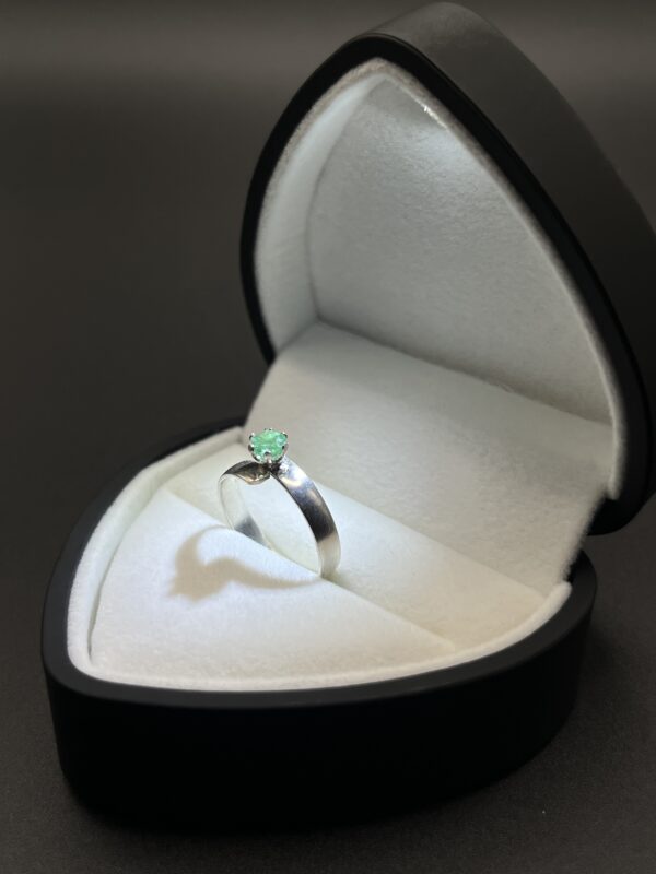 Anillo Solitario Esmeralda Vanguardia
