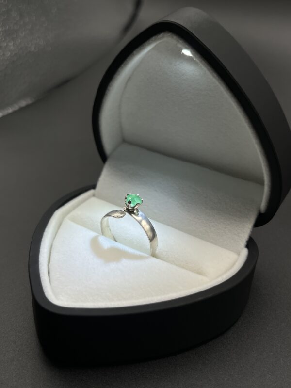 Anillo Solitario Esmeralda Vanguardia