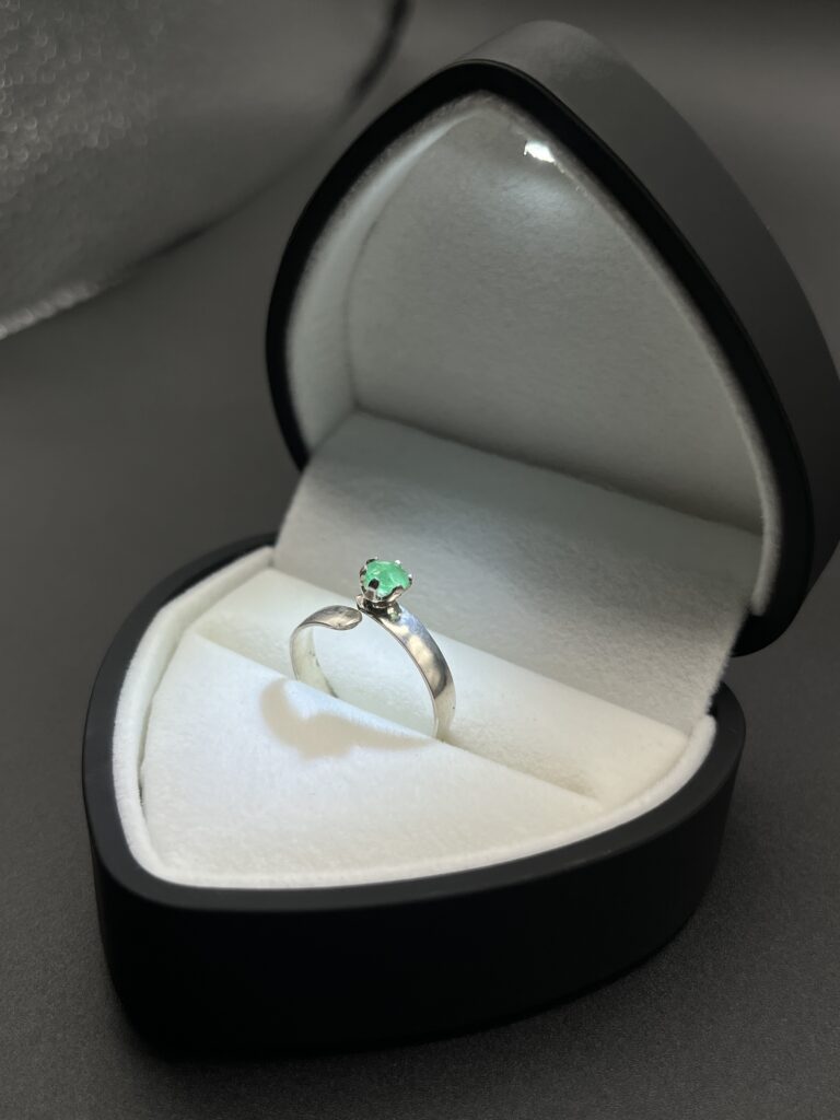 Anillo Solitario Esmeralda Vanguardia