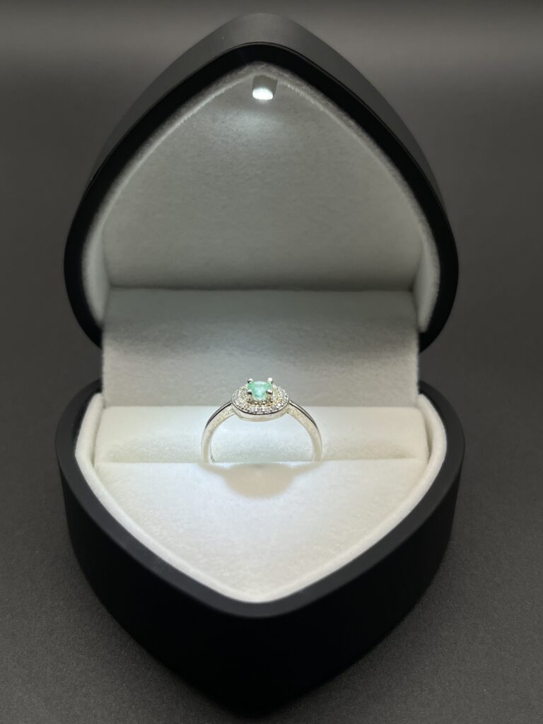 Anillo Halo Esmeralda