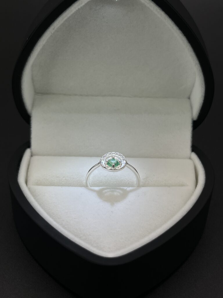 Anillo Luna Mística de Esmeralda