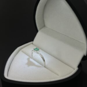 Anillo Solitario Verde Destello