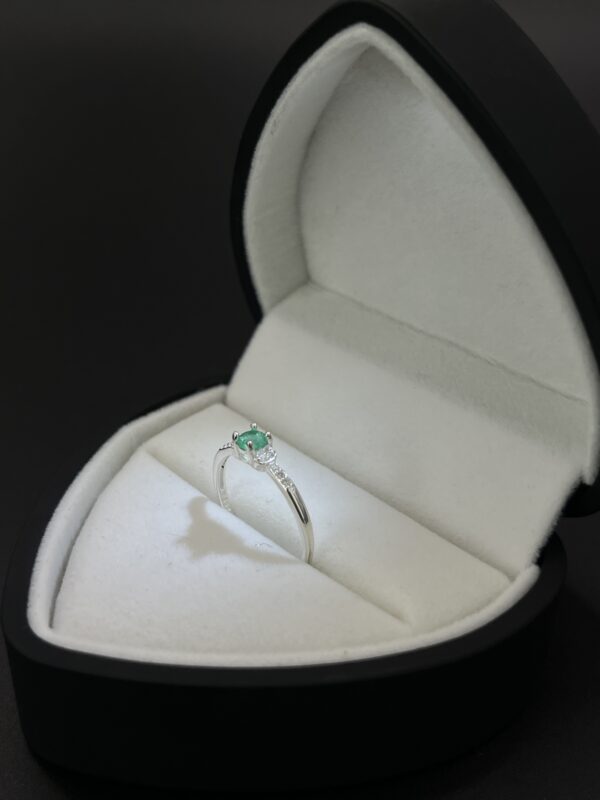 Anillo Solitario Verde Destello