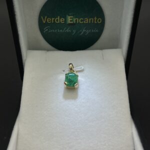 Dije Solitario Esmeralda Imperial en Oro 18k