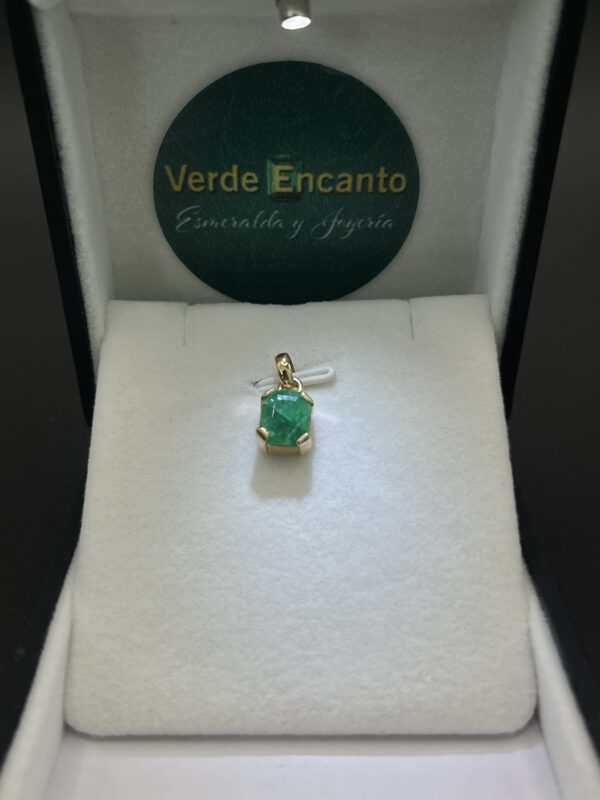 Dije Solitario Esmeralda Imperial en Oro 18k