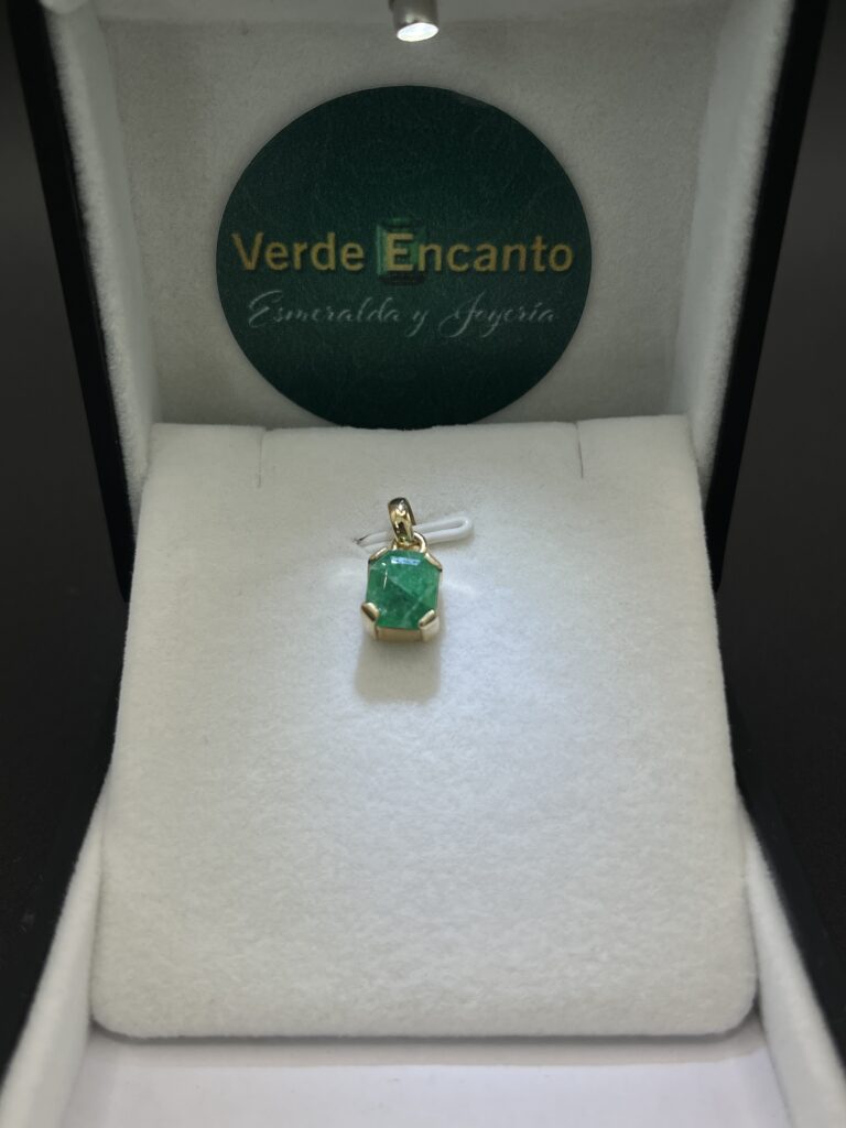 Dije Solitario Esmeralda Imperial en Oro 18k
