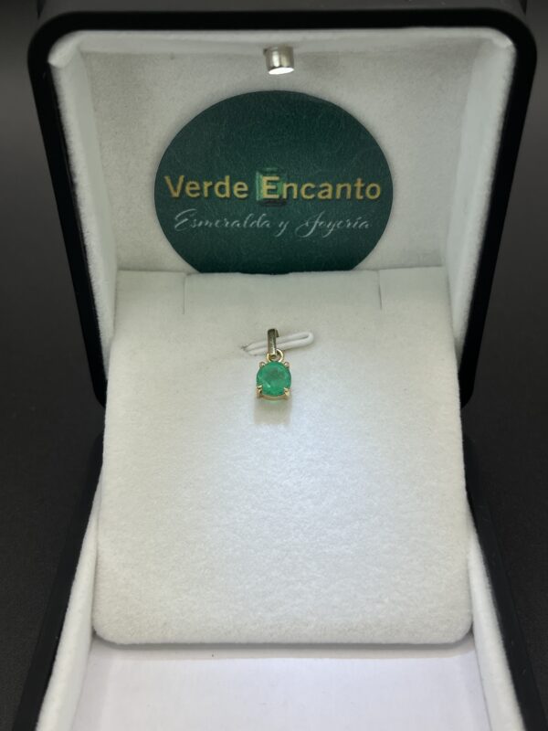 Dije Solitario Esmeralda Radiante en Oro 18k
