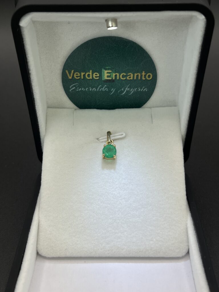 Dije Solitario Esmeralda Radiante en Oro 18k
