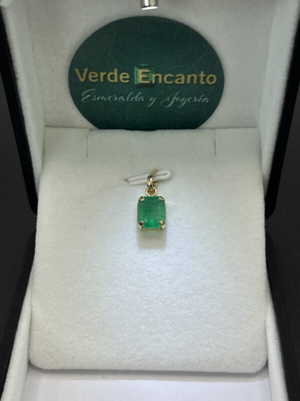 Dije Solitario Esmeralda Imperial en Oro 18k