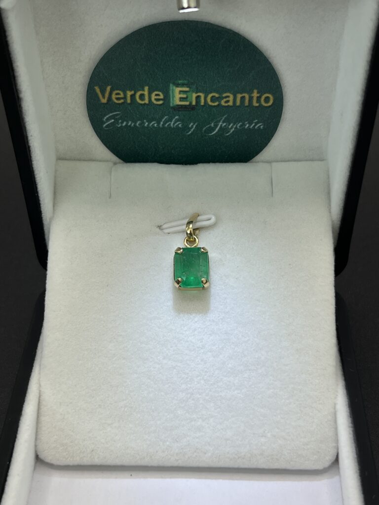 Dije Solitario Esmeralda Imperial en Oro 18k