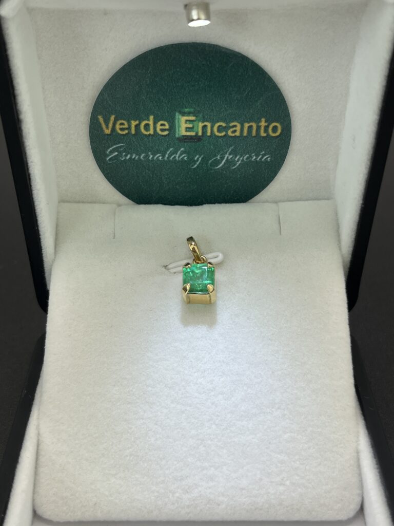 Dije Solitario Verde Encanto en Oro de 18k