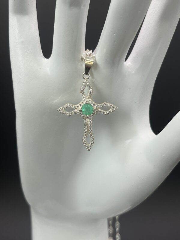 Dije de Plata Cruz Calada con Piedra Verde Esmeralda