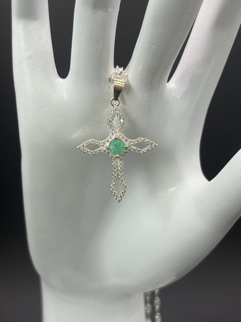 Dije de Plata Cruz Calada con Piedra Verde Esmeralda