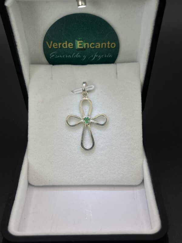 Dije Cruz de Lazos en Plata 925 con Esmeralda Natural