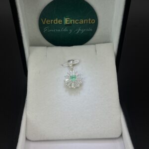 Dije Flor de la Fortuna en Plata Ley 925 y Esmeralda Natural