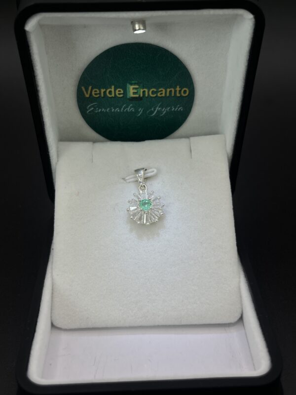 Dije Flor de la Fortuna en Plata Ley 925 y Esmeralda Natural