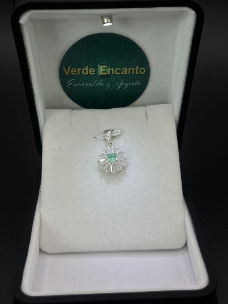 Dije Flor de la Fortuna en Plata Ley 925 y Esmeralda Natural