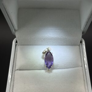 Dije Solitario Navette en Plata 925 con Amatista Natural