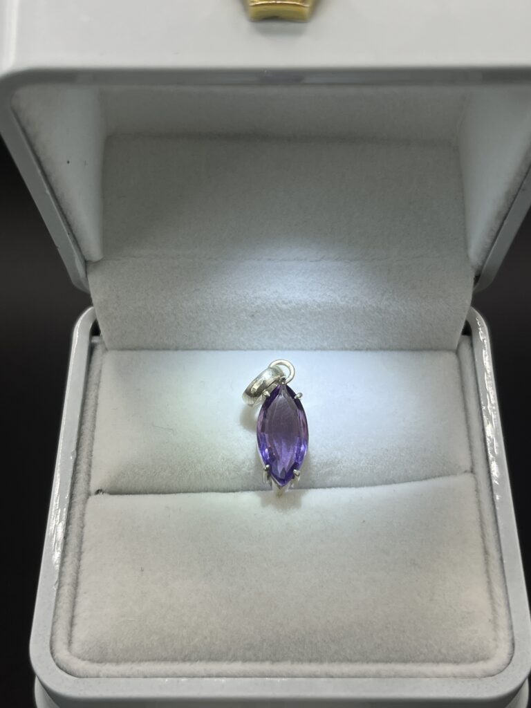 Dije Solitario Navette en Plata 925 con Amatista Natural