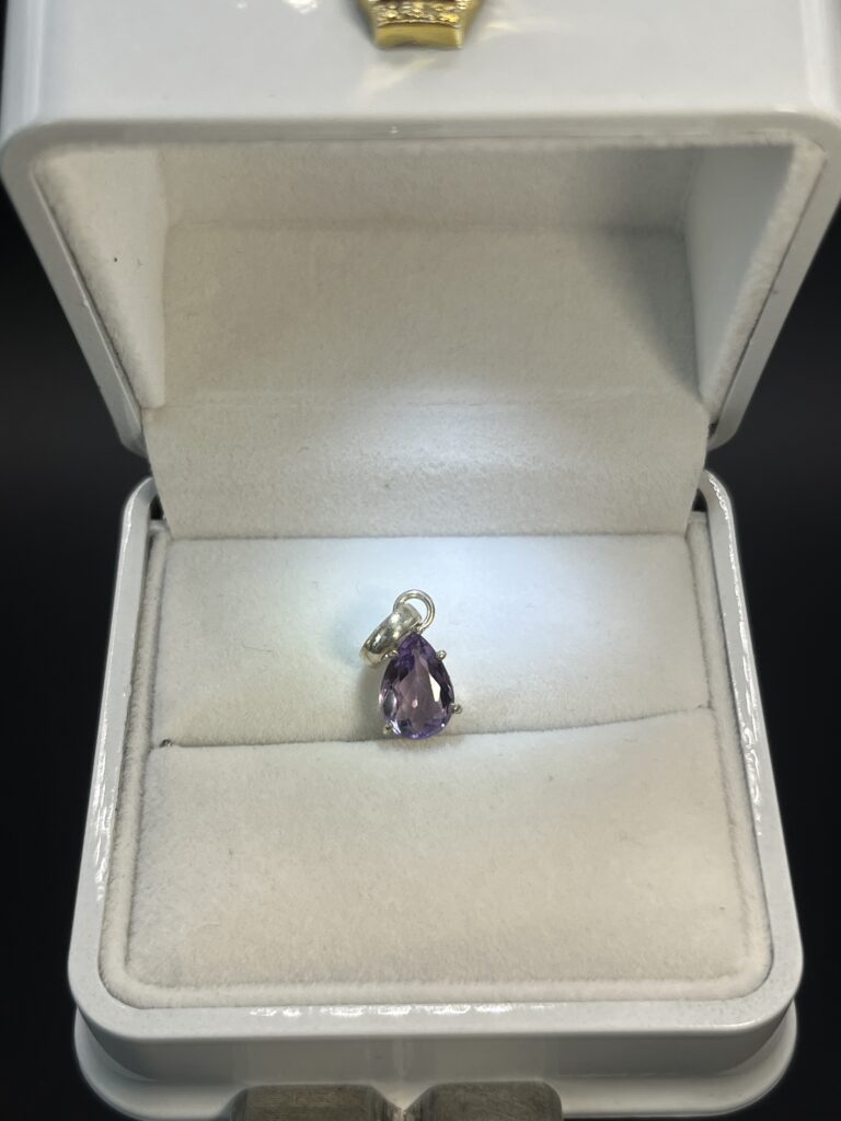 Dije Solitario Gota de Amatista en Plata 925 (Tamaño Mediano)