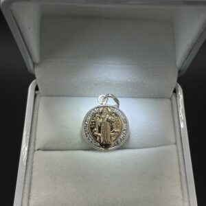 Medalla Dije de San Benito en Plata 925 y Oro con Acabado de Rodio